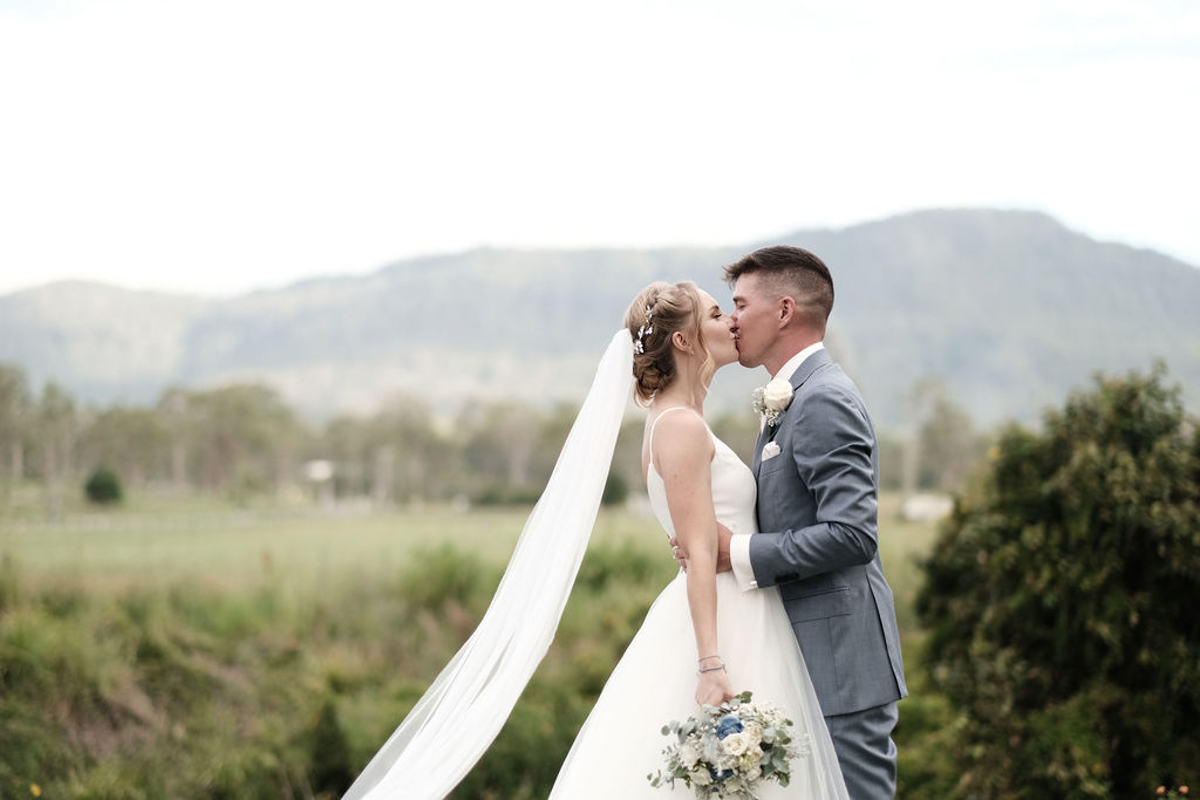 Nadine and Almos share their first kiss with Tamborine Mountain views